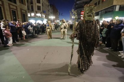 El desfile de ancestrales personajes de los antruejos amenizaron el martes de Carnaval las calles de León.