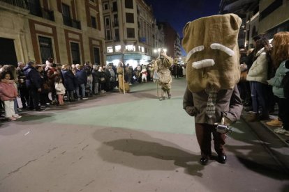 El desfile de ancestrales personajes de los antruejos amenizaron el martes de Carnaval las calles de León.