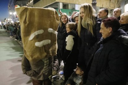 El desfile de ancestrales personajes de los antruejos amenizaron el martes de Carnaval las calles de León.