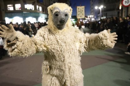 El desfile de ancestrales personajes de los antruejos amenizaron el martes de Carnaval las calles de León.