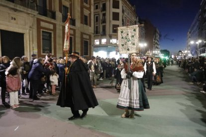 El desfile de ancestrales personajes de los antruejos amenizaron el martes de Carnaval las calles de León.