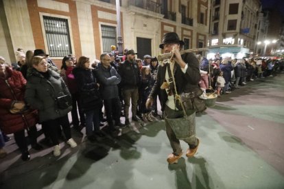El desfile de ancestrales personajes de los antruejos amenizaron el martes de Carnaval las calles de León.