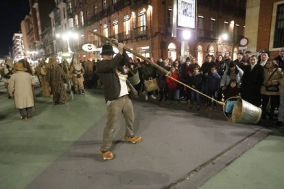 El desfile de ancestrales personajes de los antruejos amenizaron el martes de Carnaval las calles de León.