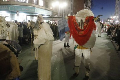El desfile de ancestrales personajes de los antruejos amenizaron el martes de Carnaval las calles de León.