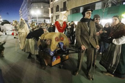 El desfile de ancestrales personajes de los antruejos amenizaron el martes de Carnaval las calles de León.