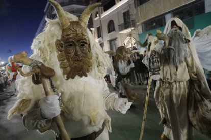 El desfile de ancestrales personajes de los antruejos amenizaron el martes de Carnaval las calles de León.