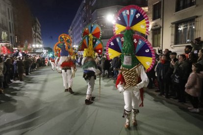 El desfile de ancestrales personajes de los antruejos amenizaron el martes de Carnaval las calles de León.