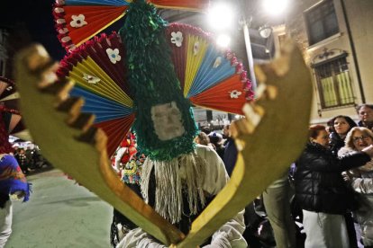 El desfile de ancestrales personajes de los antruejos amenizaron el martes de Carnaval las calles de León.