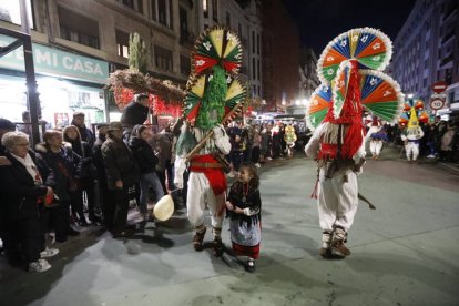 El desfile de ancestrales personajes de los antruejos amenizaron el martes de Carnaval las calles de León.