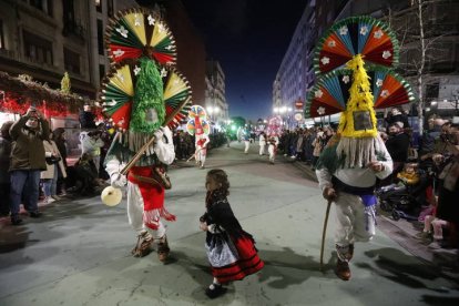 El desfile de ancestrales personajes de los antruejos amenizaron el martes de Carnaval las calles de León.