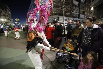 El desfile de ancestrales personajes de los antruejos amenizaron el martes de Carnaval las calles de León.