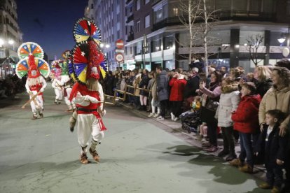 El desfile de ancestrales personajes de los antruejos amenizaron el martes de Carnaval las calles de León.