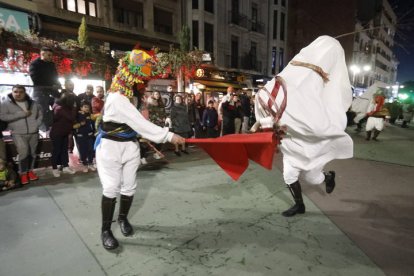 El desfile de ancestrales personajes de los antruejos amenizaron el martes de Carnaval las calles de León.