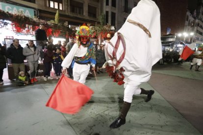 El desfile de ancestrales personajes de los antruejos amenizaron el martes de Carnaval las calles de León.