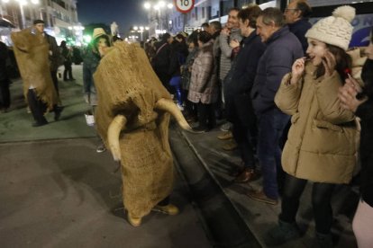 El desfile de ancestrales personajes de los antruejos amenizaron el martes de Carnaval las calles de León.