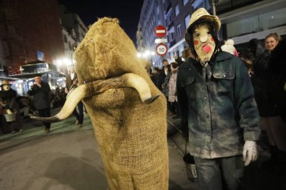 El desfile de ancestrales personajes de los antruejos amenizaron el martes de Carnaval las calles de León.