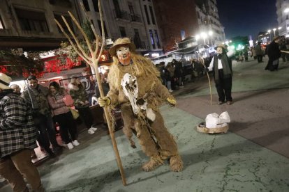 El desfile de ancestrales personajes de los antruejos amenizaron el martes de Carnaval las calles de León.