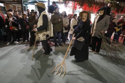 El desfile de ancestrales personajes de los antruejos amenizaron el martes de Carnaval las calles de León.