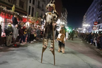 El desfile de ancestrales personajes de los antruejos amenizaron el martes de Carnaval las calles de León.