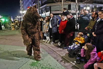 El desfile de ancestrales personajes de los antruejos amenizaron el martes de Carnaval las calles de León.