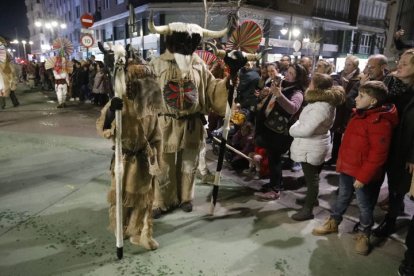 El desfile de ancestrales personajes de los antruejos amenizaron el martes de Carnaval las calles de León.