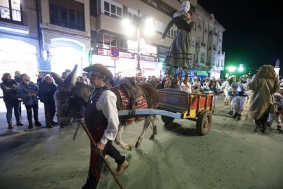 El desfile de ancestrales personajes de los antruejos amenizaron el martes de Carnaval las calles de León.
