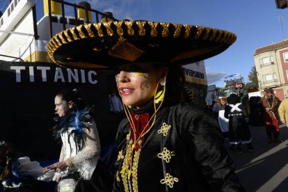 La explosión de color y diversión reventó las calles de la ciudad bañezana.