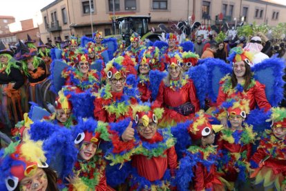La explosión de color y diversión reventó las calles de la ciudad bañezana.