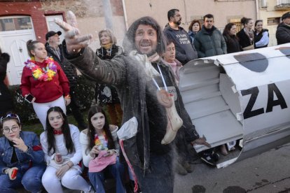 La explosión de color y diversión reventó las calles de la ciudad bañezana.