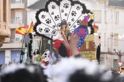 La explosión de color y diversión reventó las calles de la ciudad bañezana.