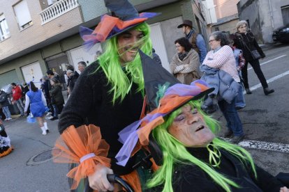 La explosión de color y diversión reventó las calles de la ciudad bañezana.