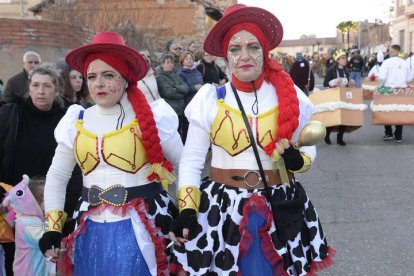 La explosión de color y diversión reventó las calles de la ciudad bañezana.