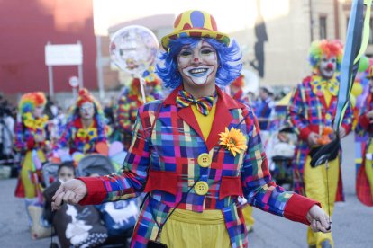 La explosión de color y diversión reventó las calles de la ciudad bañezana.