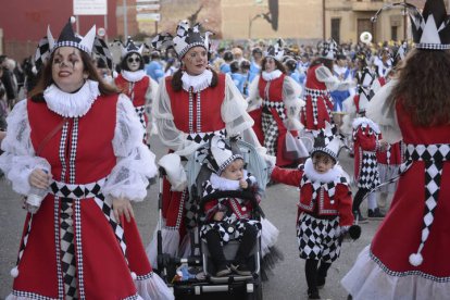 La explosión de color y diversión reventó las calles de la ciudad bañezana.