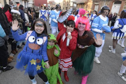 La explosión de color y diversión reventó las calles de la ciudad bañezana.