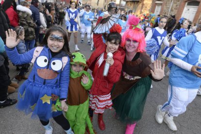 La explosión de color y diversión reventó las calles de la ciudad bañezana.