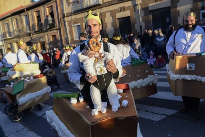 La explosión de color y diversión reventó las calles de la ciudad bañezana.