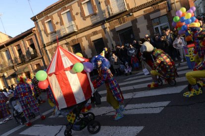 La explosión de color y diversión reventó las calles de la ciudad bañezana.