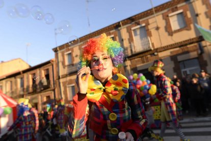 La explosión de color y diversión reventó las calles de la ciudad bañezana.