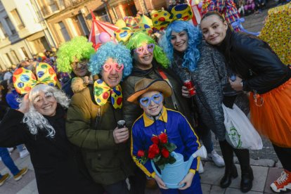 La explosión de color y diversión reventó las calles de la ciudad bañezana.