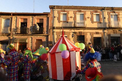 La explosión de color y diversión reventó las calles de la ciudad bañezana.