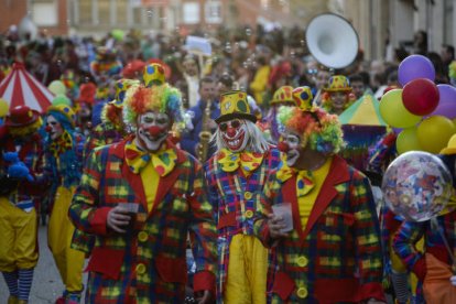 La explosión de color y diversión reventó las calles de la ciudad bañezana.