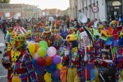 La explosión de color y diversión reventó las calles de la ciudad bañezana.