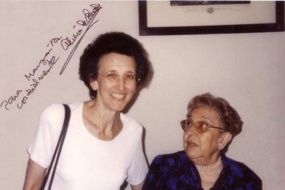 Margarita Morais, con Alicia de Larrocha en una foto dedicada. DL