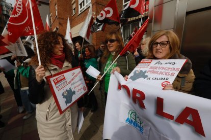 Protesta a las puertas de la Dirección Provincial de Educación.