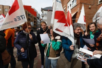 Protesta a las puertas de la Dirección Provincial de Educación.