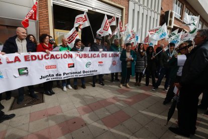 Protesta a las puertas de la Dirección Provincial de Educación.
