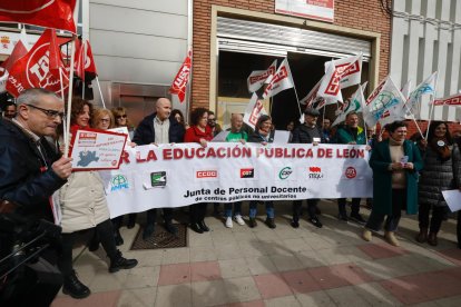 Protesta a las puertas de la Dirección Provincial de Educación.