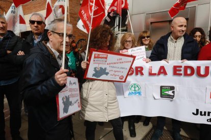Protesta a las puertas de la Dirección Provincial de Educación.