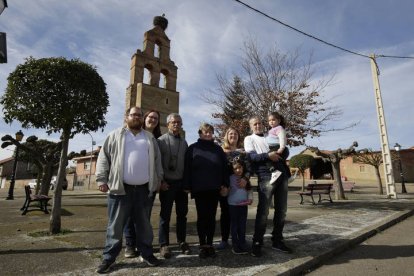 La familia extensa de Ovidio Álvarez Cantón se ha instalado en el Órbigo desde Barcelona.